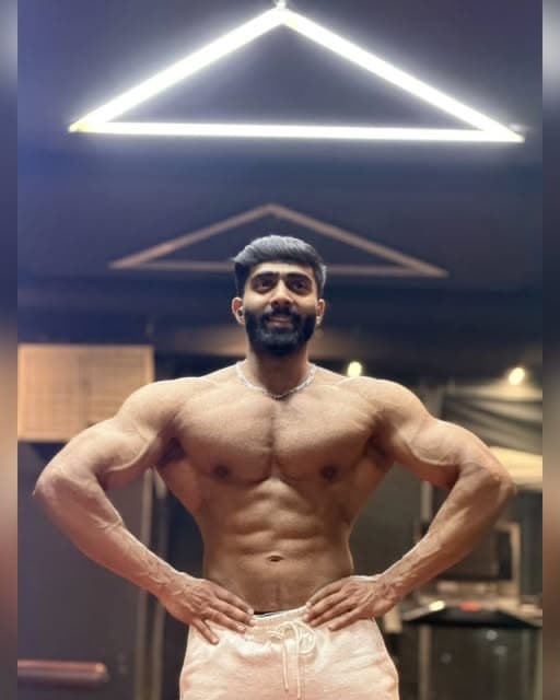 Haris Anjum, online fitness coach, in the gym
