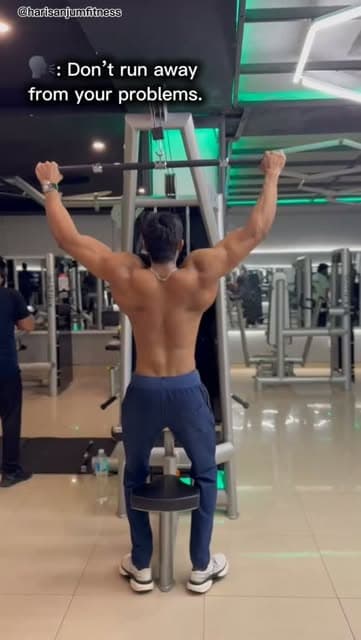 Haris Anjum training back and pulling movements